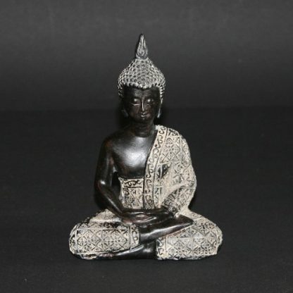 Zwart-witten polystone beeld van een Thaise Boeddha
