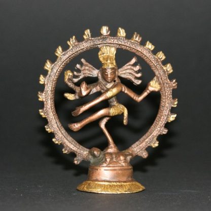 Bronzen beeld van eenn dansende Shiva Nataraj met goudkleurige accenten