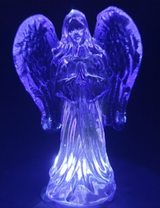 Engel beeld van glas lichtpaars