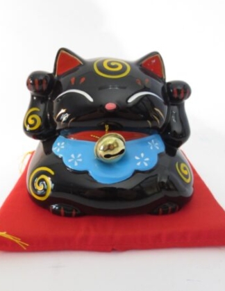 Chinese Gelukskat spaarpot op kussen zwart 8 cm